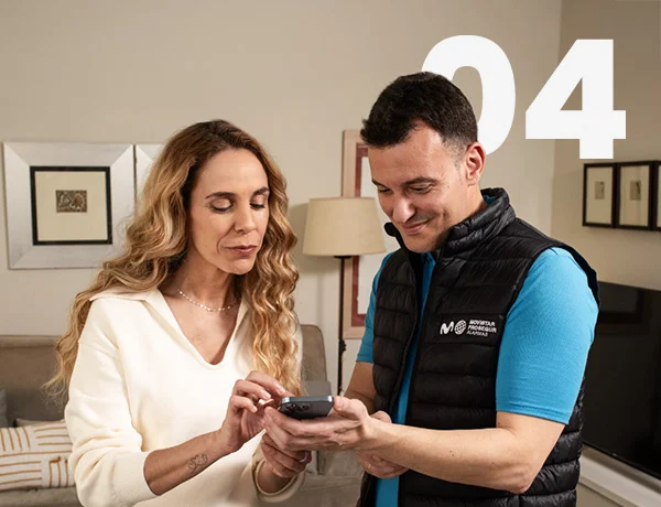 Pareja relajada en el sofá gracias a alarma instalada por un profesional